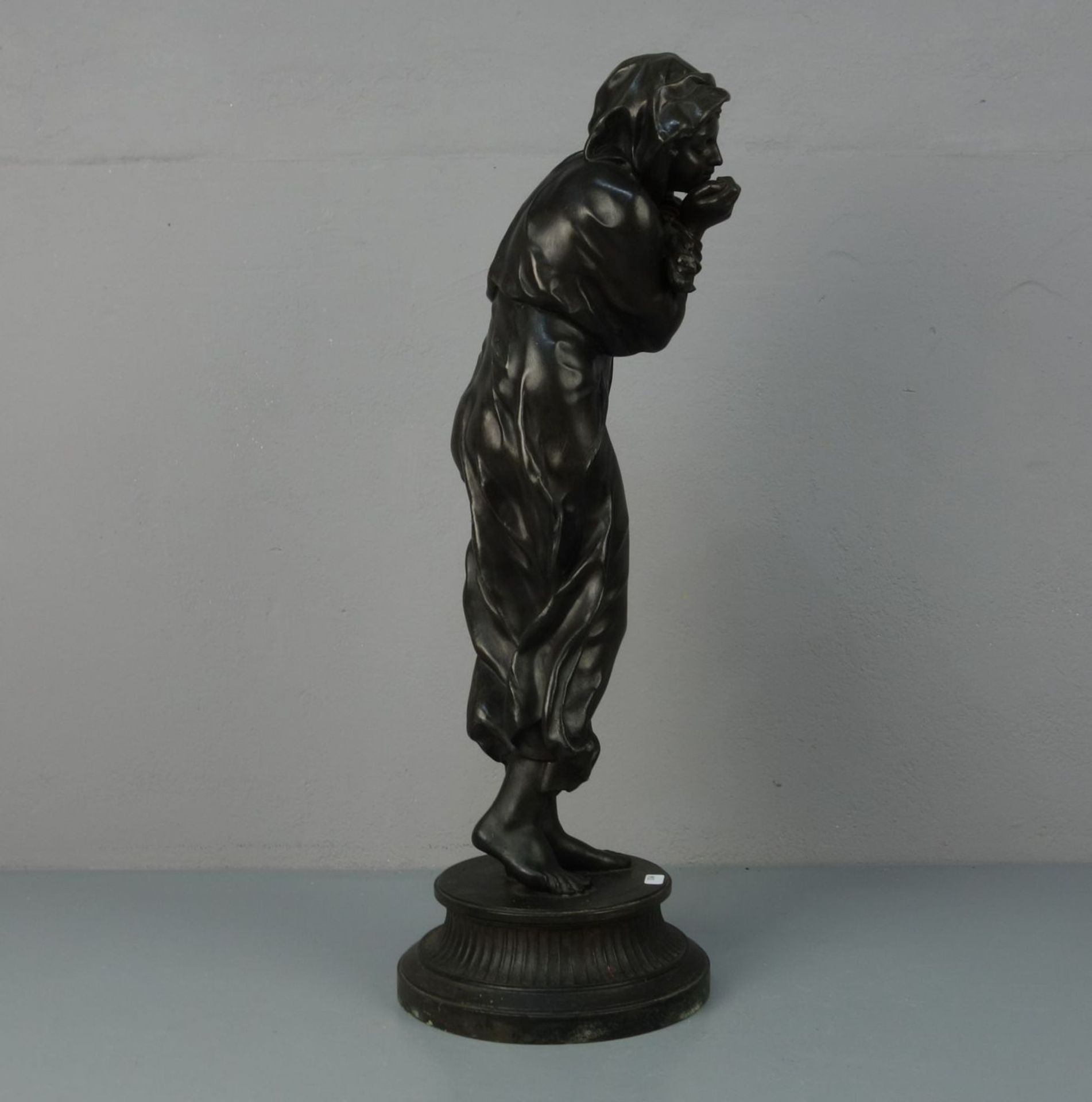 BILDHAUER DES 19./20. JH., Skultur / sculpture: "Reisigsammlerin - Allegorie des Winters", - Bild 4 aus 4