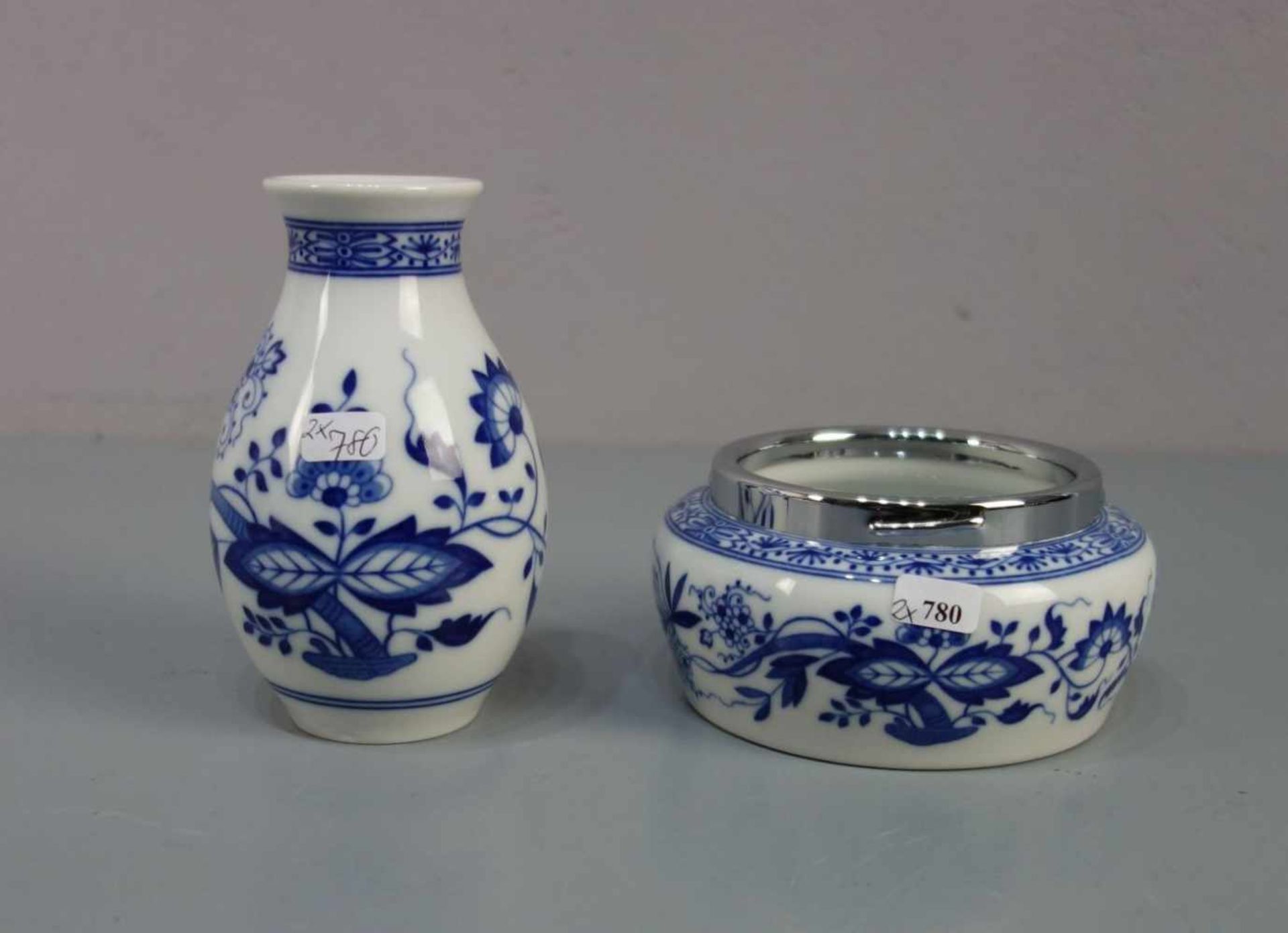 SCHALE UND VASE, Porzellan, Manufaktur Hutschenreuther, 20. Jh.; blaues Dekor "Zwiebelmuster",