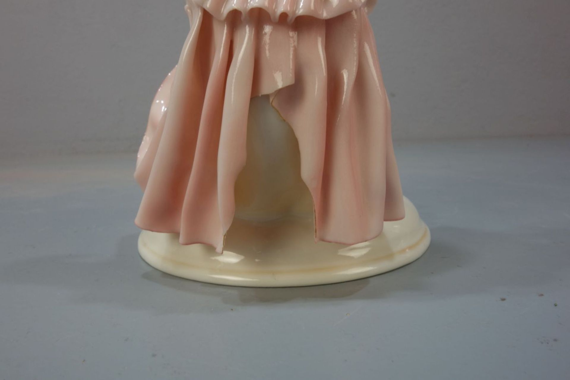 PORZELLANFIGUR: "Mädchen mit Küken" / porcelain figure "girl with chicklet", 1. Hälfte 20. Jh., - Bild 5 aus 6