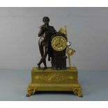 KLASSIZISTISCHE FIGÜRLICHE PENDÜLE "PAN" / KAMINUHR / fire place clock. Bronze- und