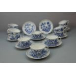 12 TEETASSEN UND 12 UNTERTASSEN / tea cups, Porzellan, Manufaktur Hutschenreuther, blaues Dekor "