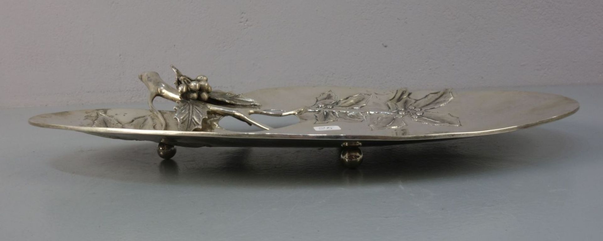 SILBERNE SCHALE MIT ILEXDEKOR im Stil des Jugendstils / silver bowl with holly motif, 900 Silber ( - Bild 2 aus 3