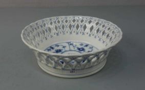 SCHALE / KORBSCHALE / bowl "MUSSELMALET", Porzellan, Manufaktur Royal Copenhagen, Dänemark, Marke