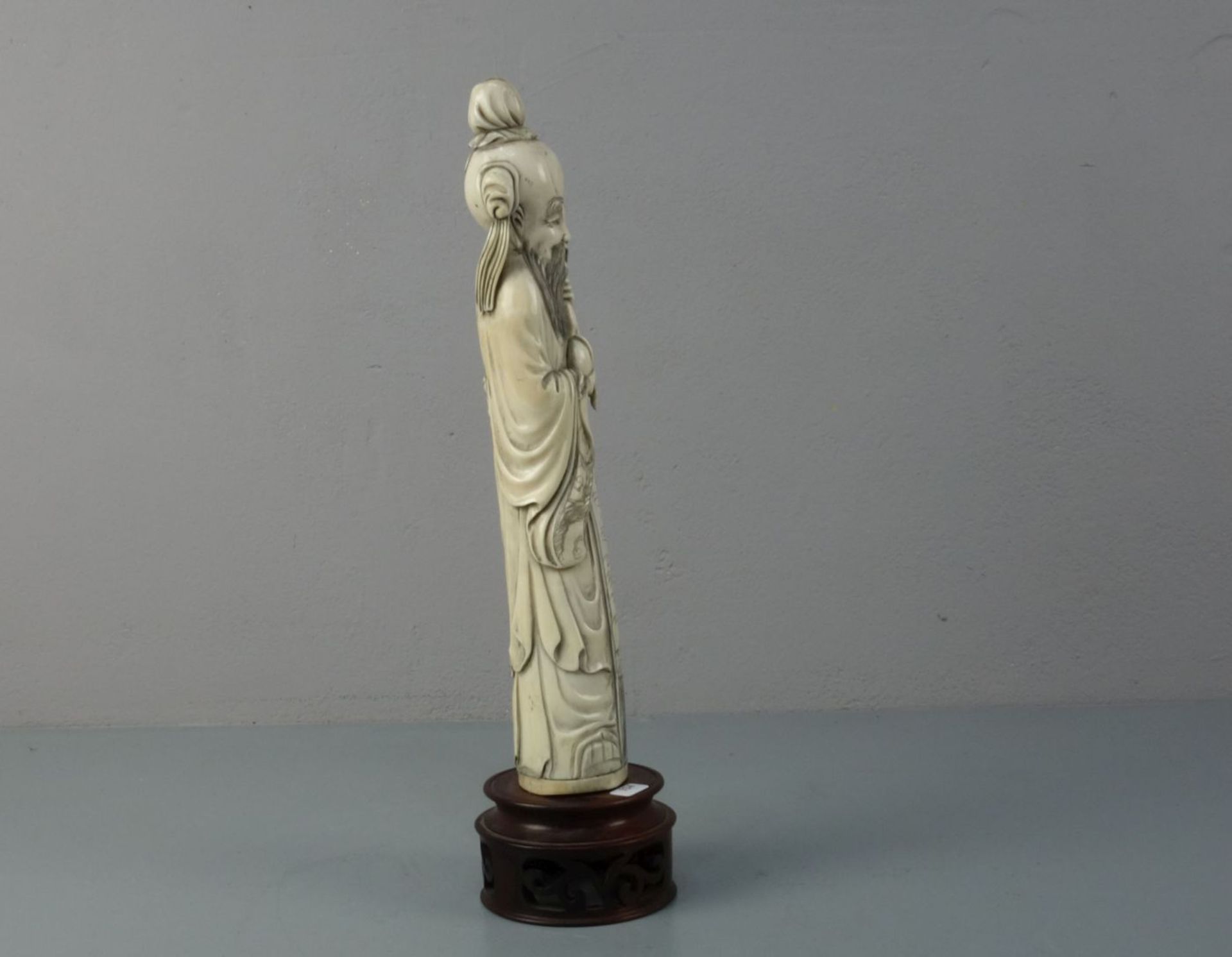 ELFENBEINFIGUR / ivory figure: "Mann mit Stab und Pfirsich / Glücksfrucht", Fukurokuju, einer der - Bild 2 aus 4