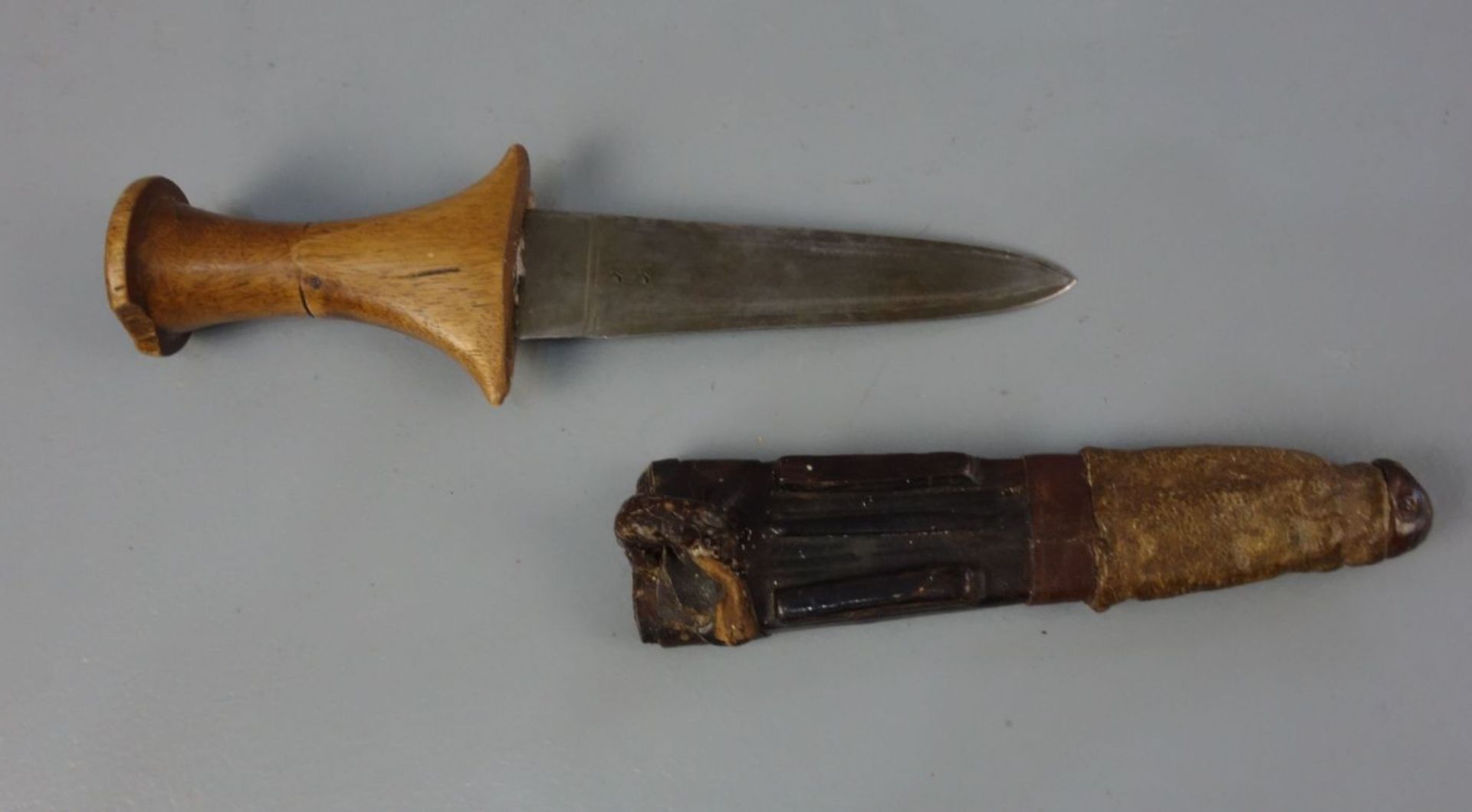 DOLCH / dagger, wohl Nordafrika, 20. Jh.; zweischneidige, sich vom Heft zum Ort verjüngende - Bild 2 aus 3