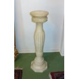 ALABASTER - BLUMENSÄULE / Alabaster flower stand, um 1900, mehrteilig gefügt mit aufgelegter Platte.