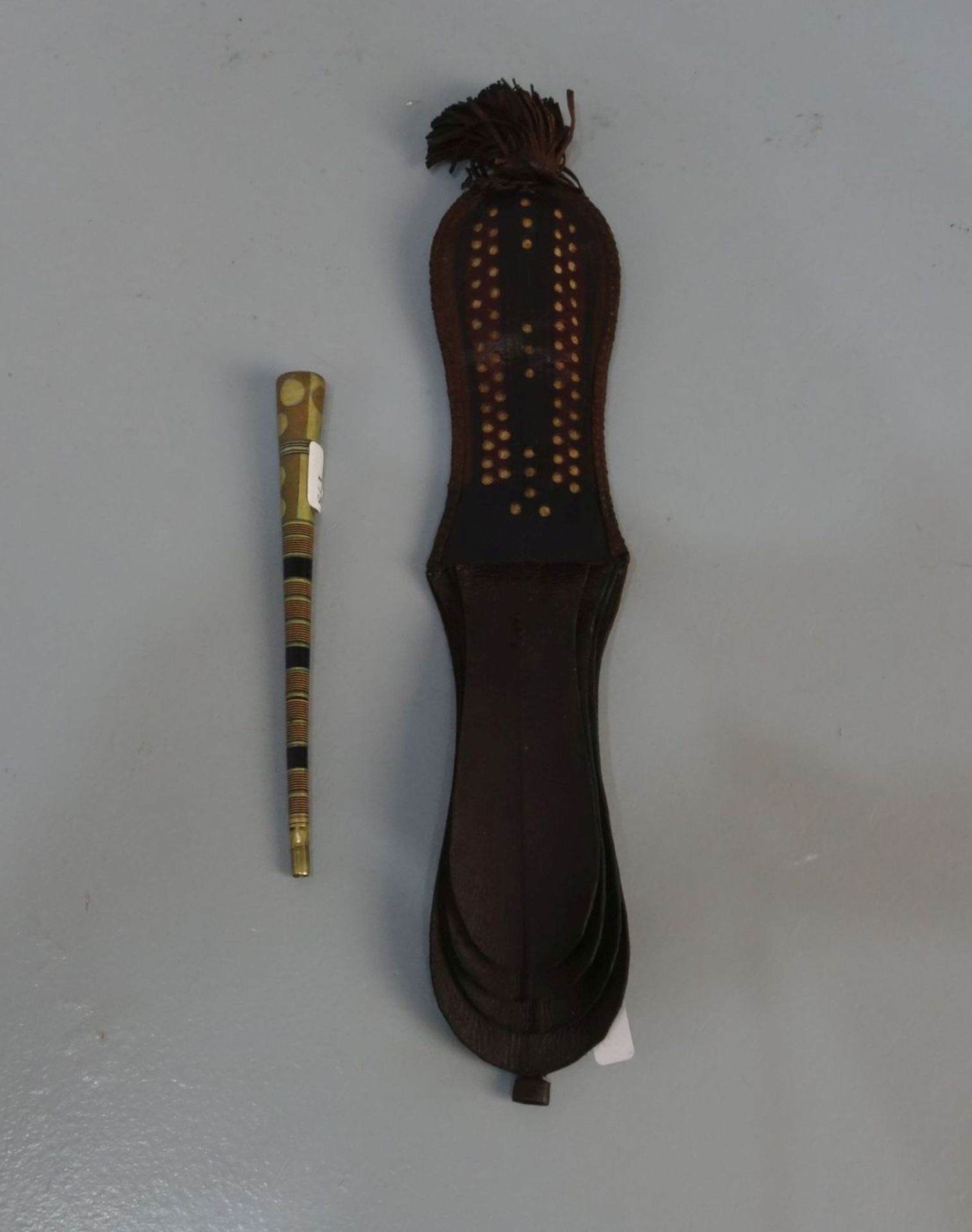 PFEIFE UND ETUI AUS BERBERBESITZ / oriental pipe and case, Mauretanien. Messing und Kupfer. Reich - Bild 3 aus 3