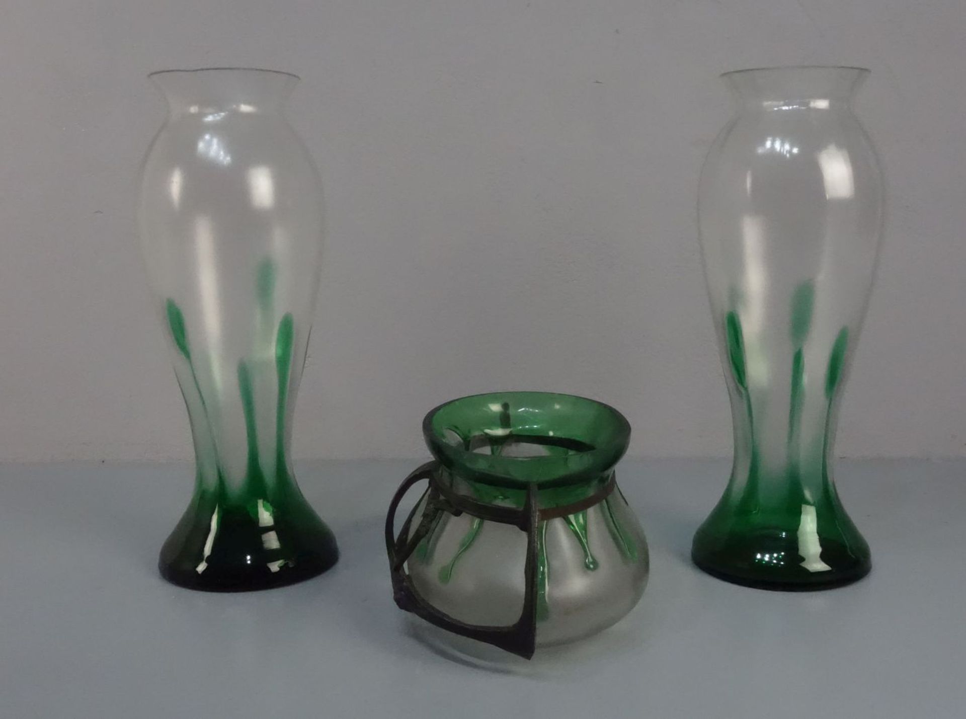 JUGENDSTIL VASENPAAR UND JARDINIÈRE / pair of art nouveau vases and jardiniere / centerpiece, - Bild 2 aus 3