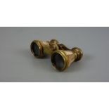 OPERNGLAS / opera glasses, Messing mit Perlmuttbesatz, mit Rad zur Schärfenregulierung. H. 3,5 cm;