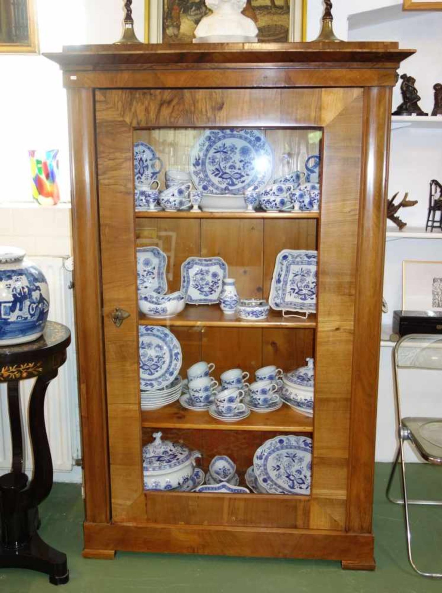 BIEDERMEIER VITRINENSCHRANK / BÜCHERSCHRANK / vitrine, um 1830, Nussbaum, gespiegelt furniert.