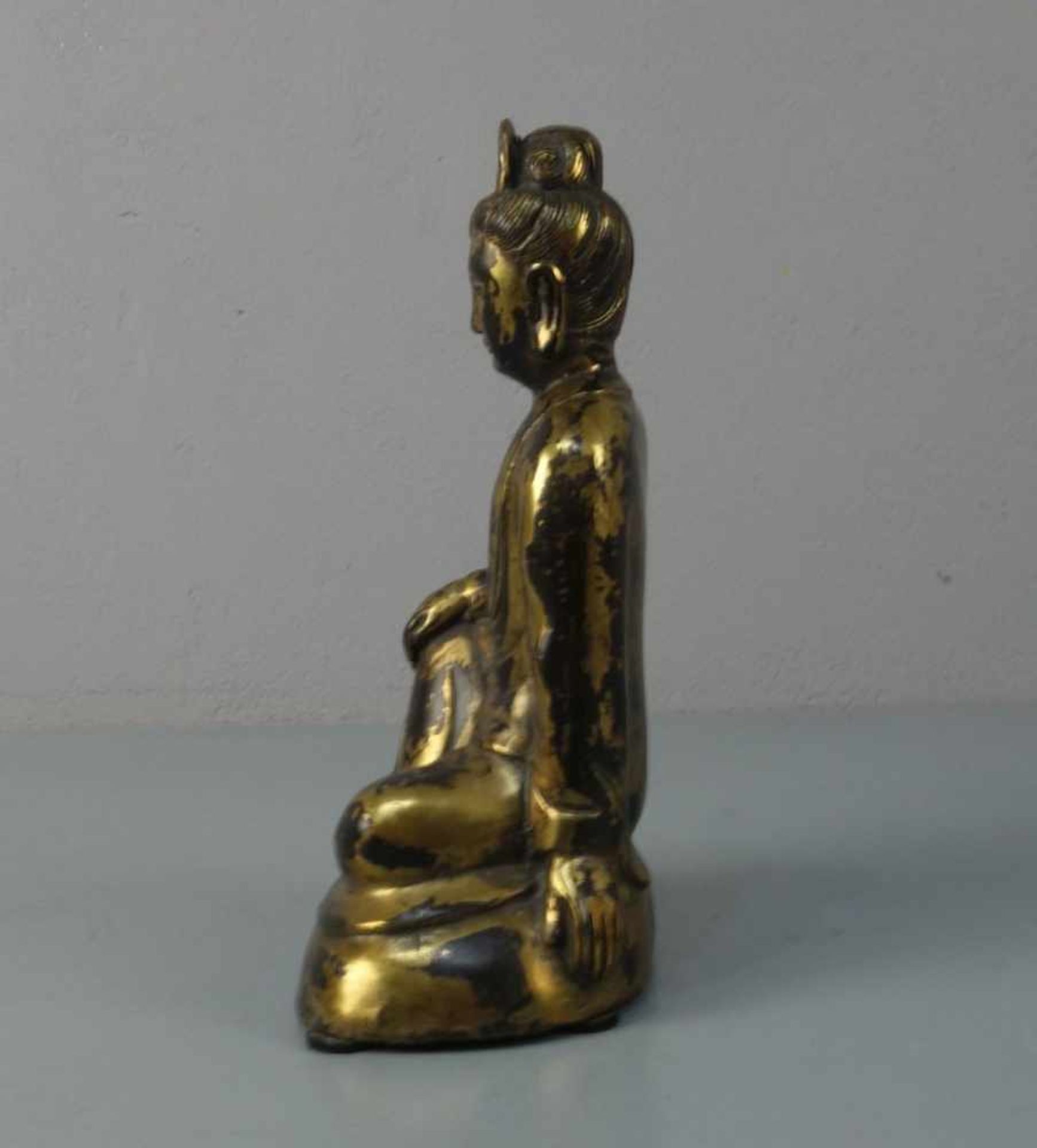 BUDDHA, Bronze, hohl gegossen und dunkelbraun patiniert und vergoldet / mit Goldlackfassung. - Bild 2 aus 6