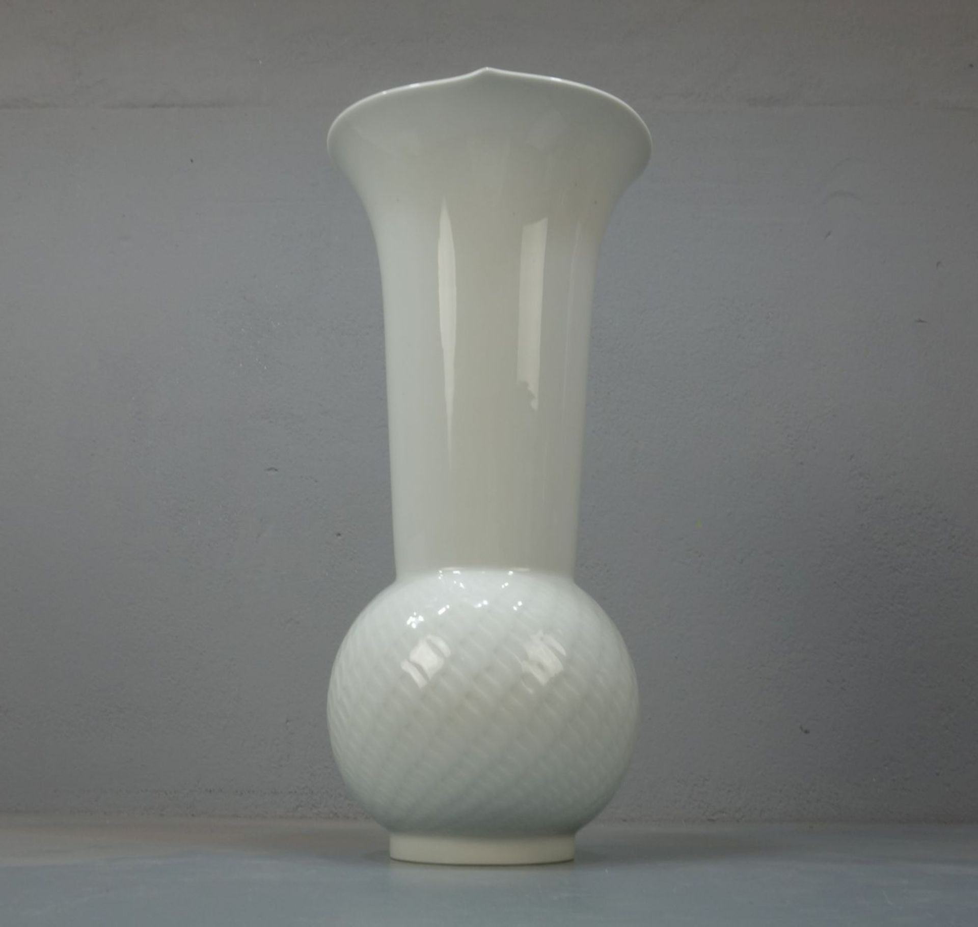 VASE "WELLENSPIEL RELIEF" / porcelain vase, Weissporzellan, Manufaktur Meissen, unterglasurblaue - Bild 2 aus 7