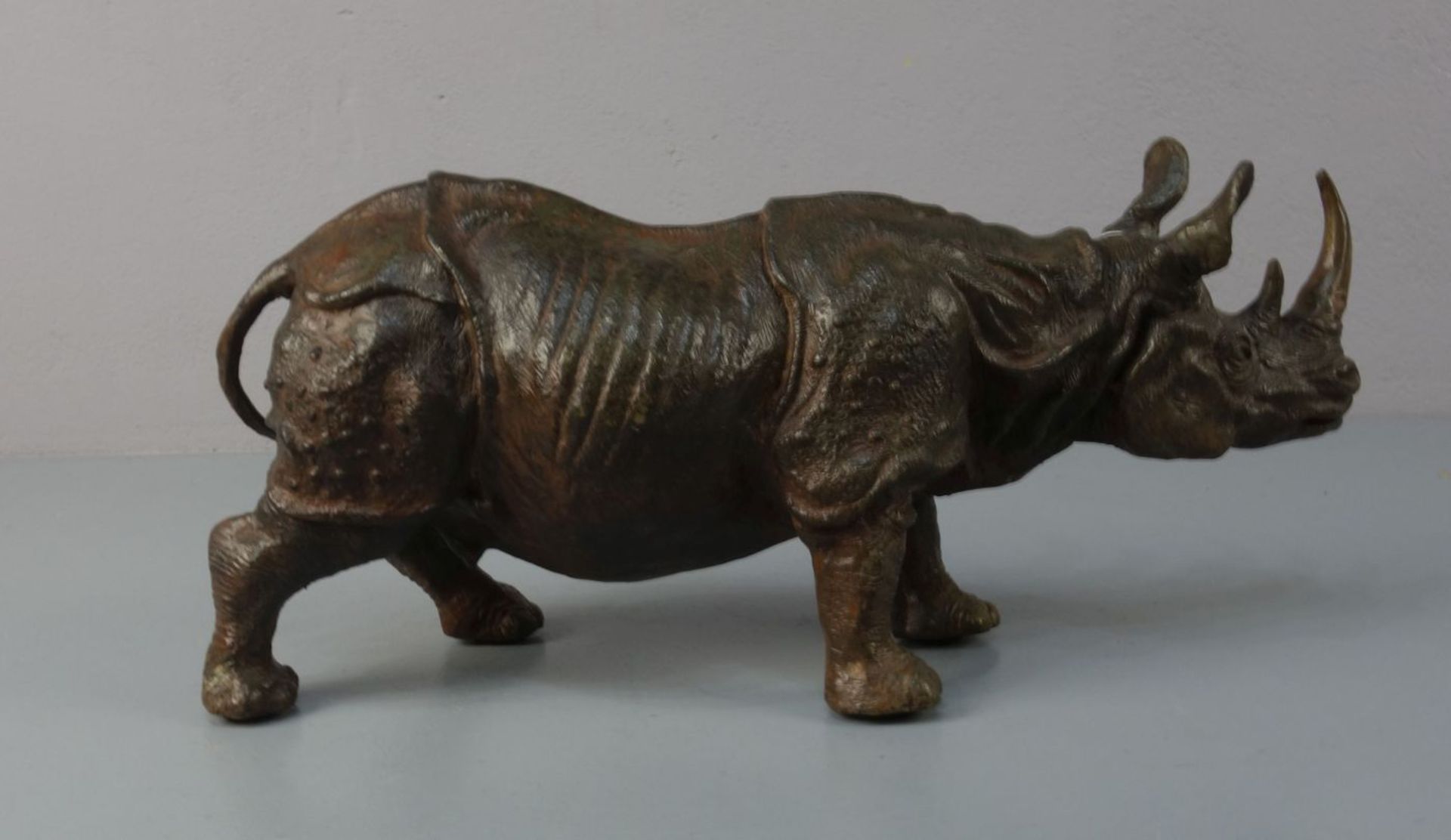 ANIMALIER / TIERBILDHAUER DES 20. JH., Skulptur / sculpture: "Nashorn", Bronzevollguss, hellbraun - Bild 3 aus 5