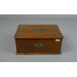 SCHATULLE mit versilberten Monturen / box, Buchenholz, Anfang 20. Jh.; Quaderform auf profiliertem