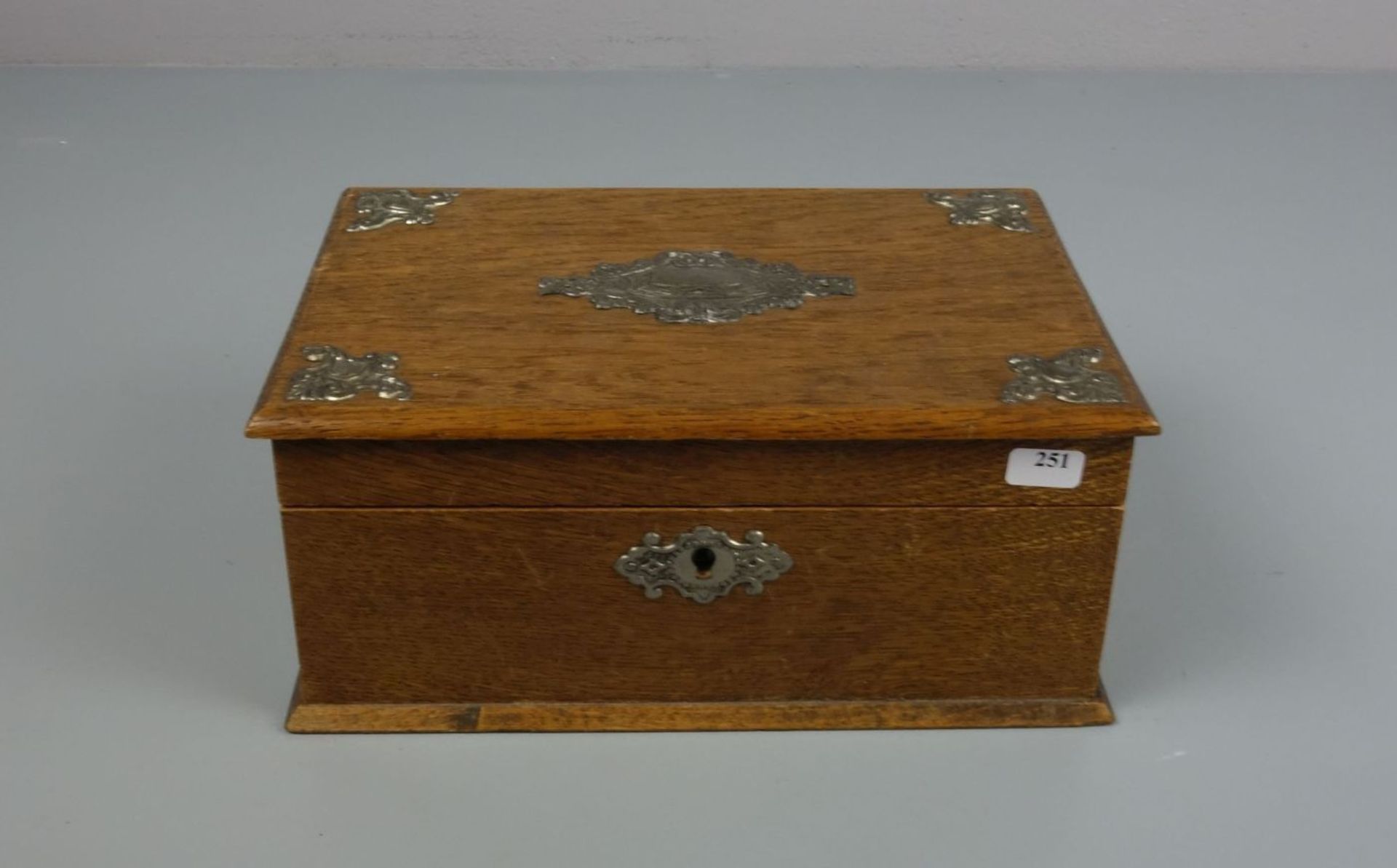 SCHATULLE mit versilberten Monturen / box, Buchenholz, Anfang 20. Jh.; Quaderform auf profiliertem