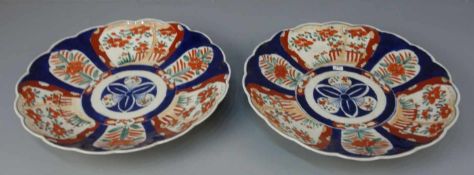 PAAR CHINESISCHE SCHALEN / pair of chinese bowls, Porzellan (ungemarkt). Flach gemuldete Schale