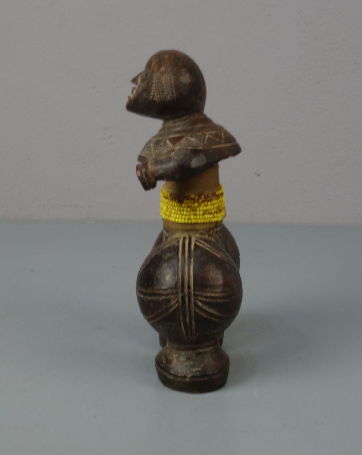 AFRIKANISCHE KUNST / KERAMIK SKULPTUR: "Stehende" / "Stehender" / tribal Art, gebrannter Ton mit - Bild 2 aus 4