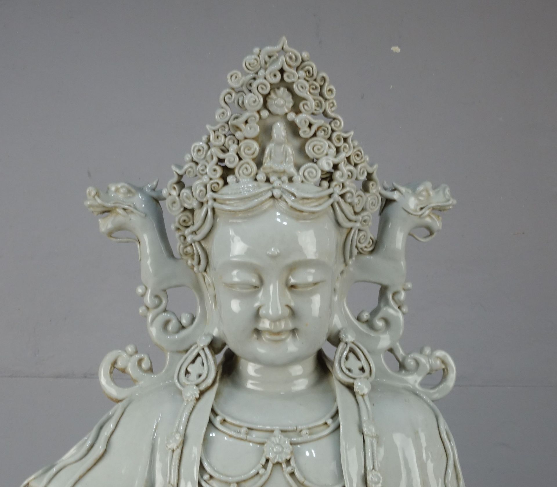 GUAN YIN, Keramik, weiß glasiert in der Anmutung von Blanc de chine, wohl späte Qing Dynastie. In - Bild 5 aus 6