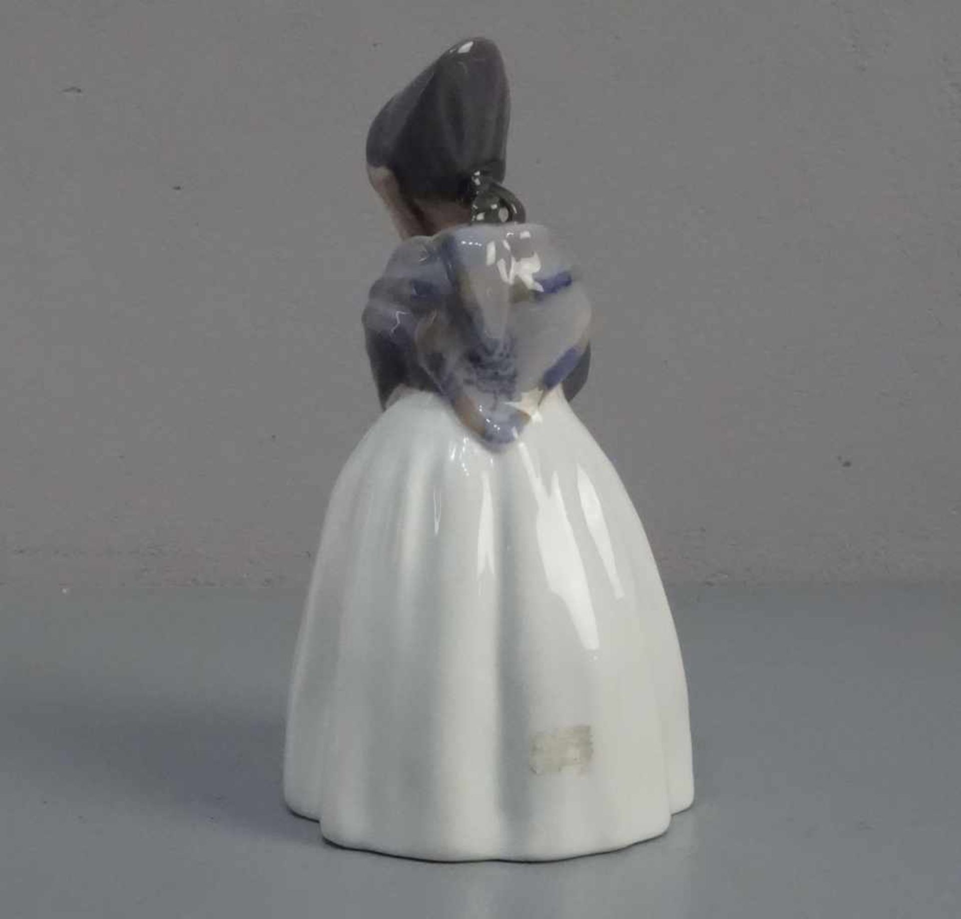 PORZELLANFIGUR / porcelain figure: "Stehendes Mädchen in Amager Tracht", Manufaktur Royal - Bild 3 aus 5