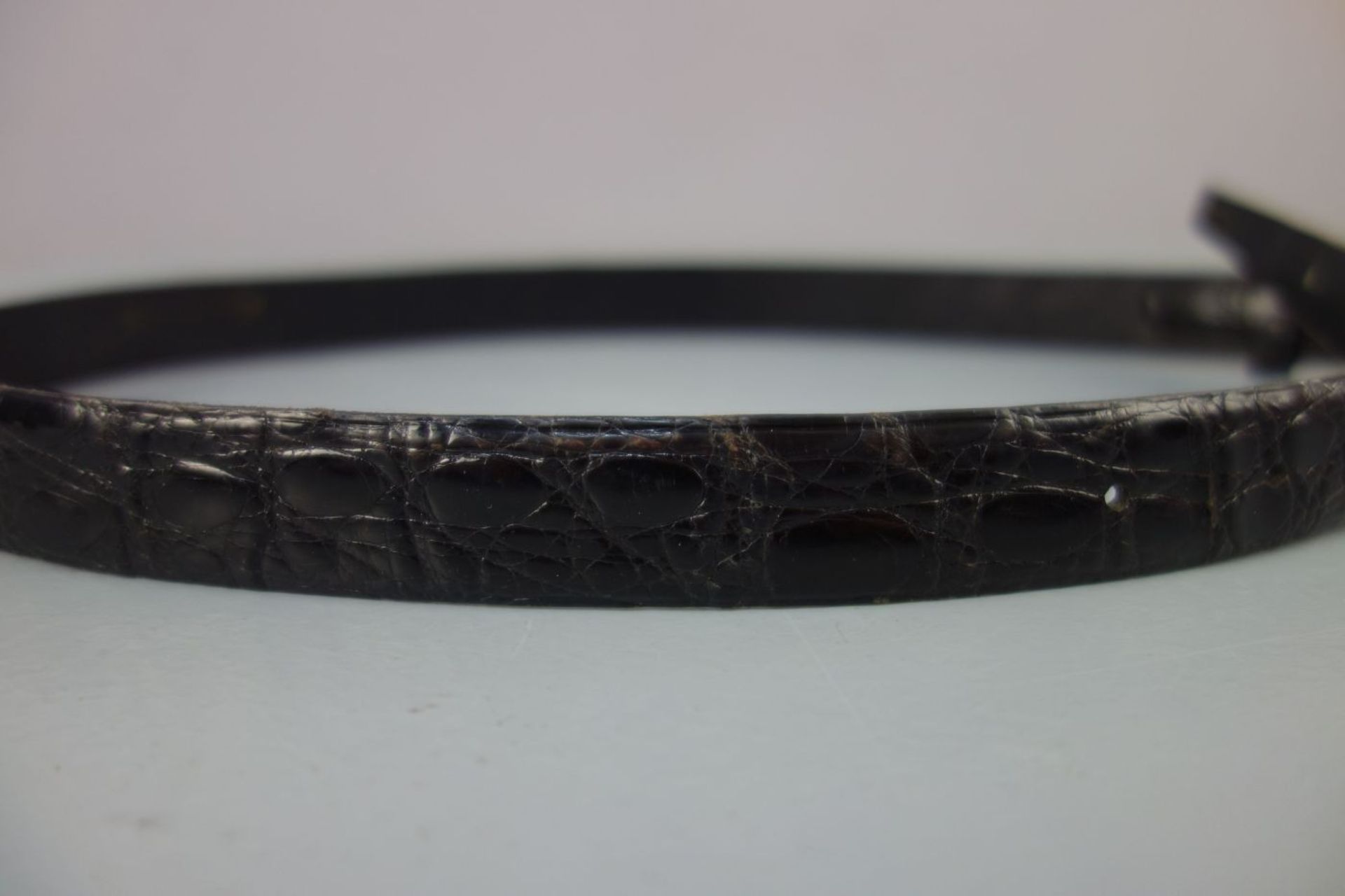 SCHWARZER KROKO-LEDERGÜRTEL / leather belt, bez. "Made in Italy / c. wirschke". Schmaler - Bild 5 aus 5