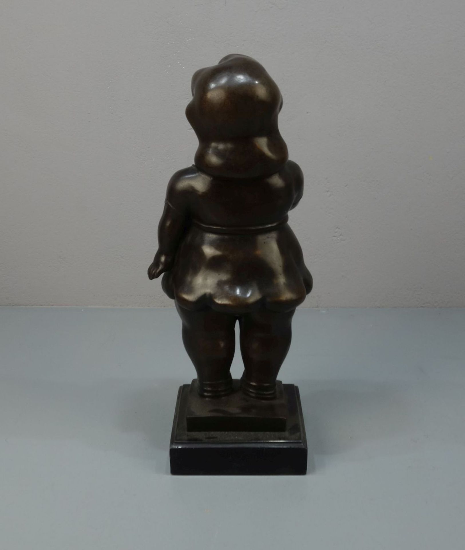 BILDHAUER DES 20. / 21. JH., Skulptur / sculpture: "Stehende", Bronze, dunkelbraun patiniert, auf - Image 3 of 4