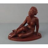 PORZELLANFIGUR / porcelain figure: "Sitzender weiblicher Akt", Manufaktur Cortendorf - Julius