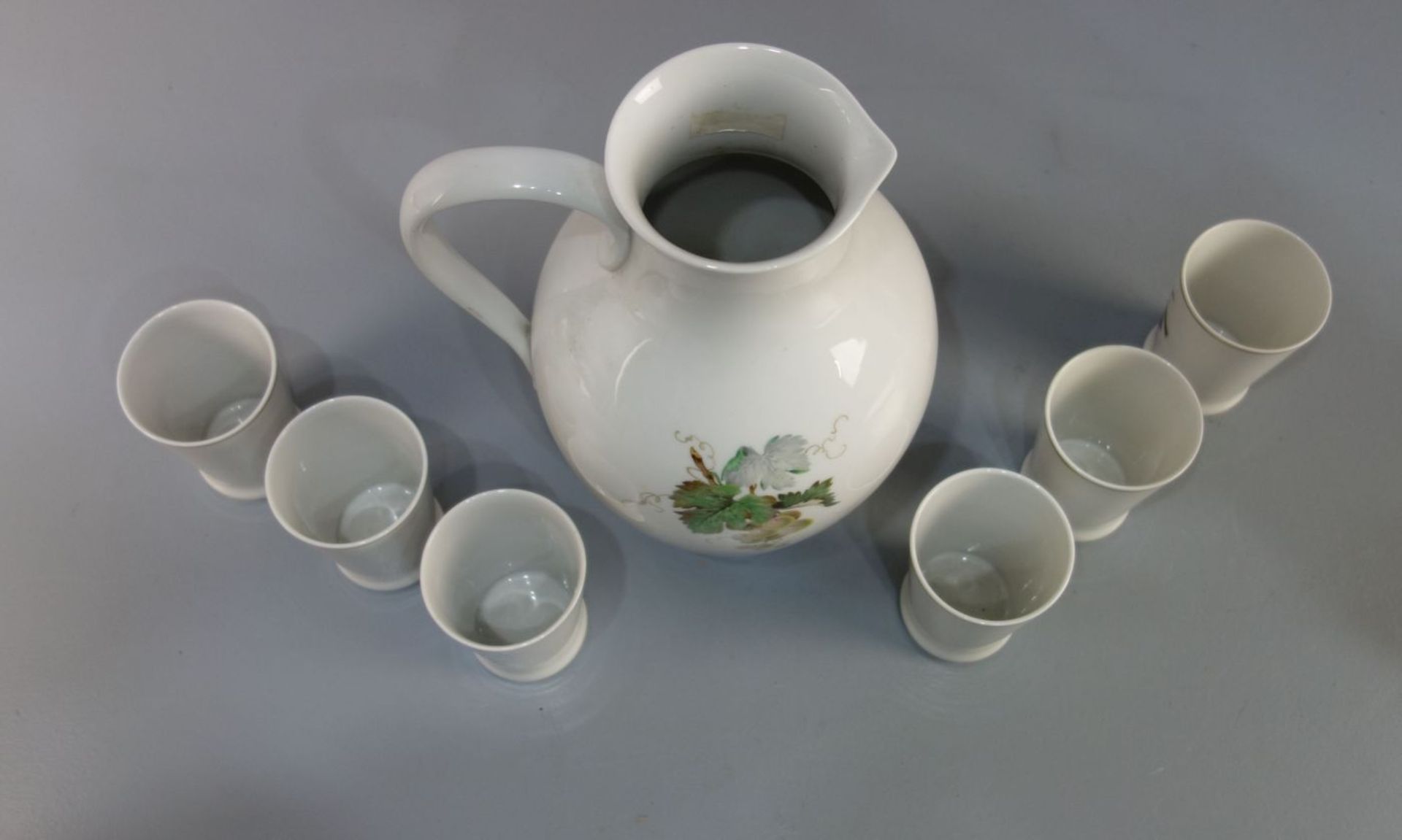 MEISSEN - KANNE UND 6 BECHER MIT VOGEL - UND TRAUBENMOTIVEN / jug and six pots, Porzellan, - Bild 4 aus 5