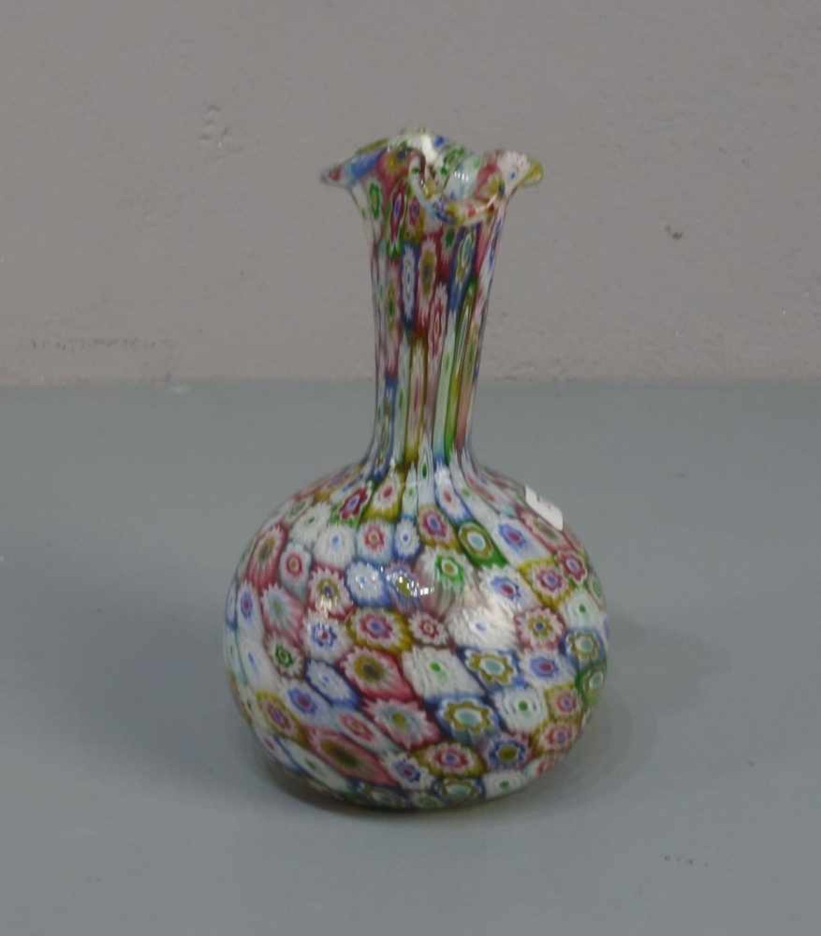 MURANO GLASVASE "Mille fiori", Klarglas mit eingeschmolzenen polychromen Blüten. Gebauchte Wandung - Bild 2 aus 4