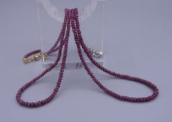 PAAR KETTEN MIT ALMANDINEN in unterschiedlichen Schlifftechniken; necklaces. Ein Verschluss aus