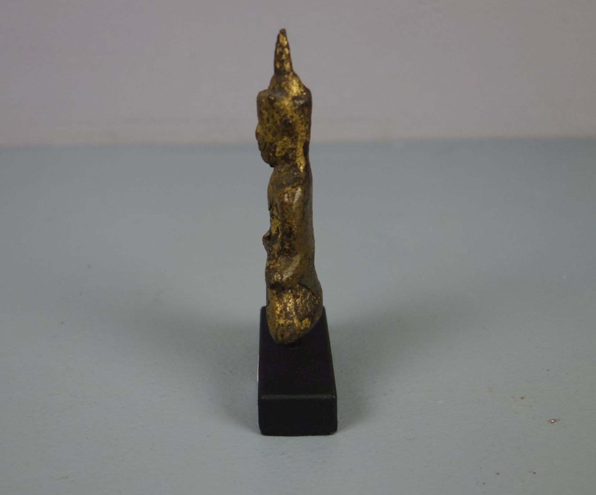 KLEINER BUDDHA AUF HOLZPOSTAMENT, Thailand, 18. Jh., Bronze mit goldfarbener Patinierung. Ein in der - Bild 2 aus 4