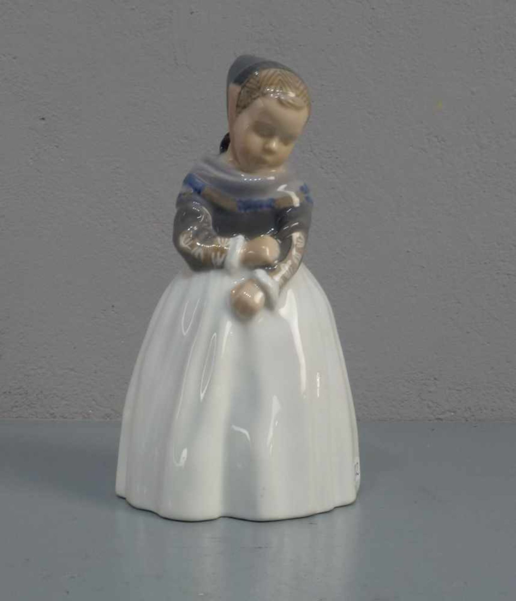 PORZELLANFIGUR / porcelain figure: "Stehendes Mädchen in Amager Tracht", Manufaktur Royal