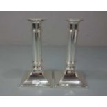 PAAR LEUCHTER / TISCHLEUCHTER / plated candle stands, versilbertes Metall. Konischer Karreestand,