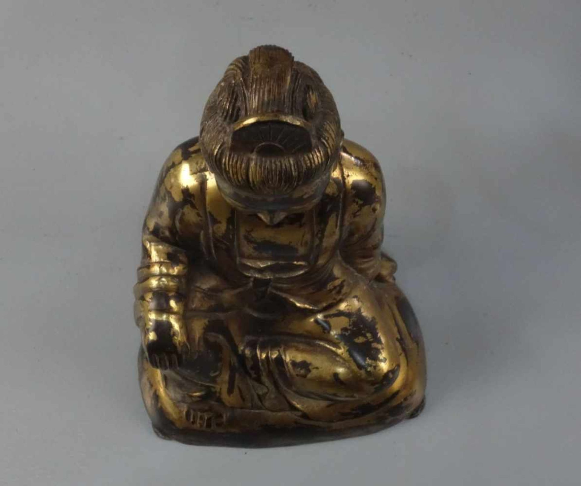 BUDDHA, Bronze, hohl gegossen und dunkelbraun patiniert und vergoldet / mit Goldlackfassung. - Bild 6 aus 6