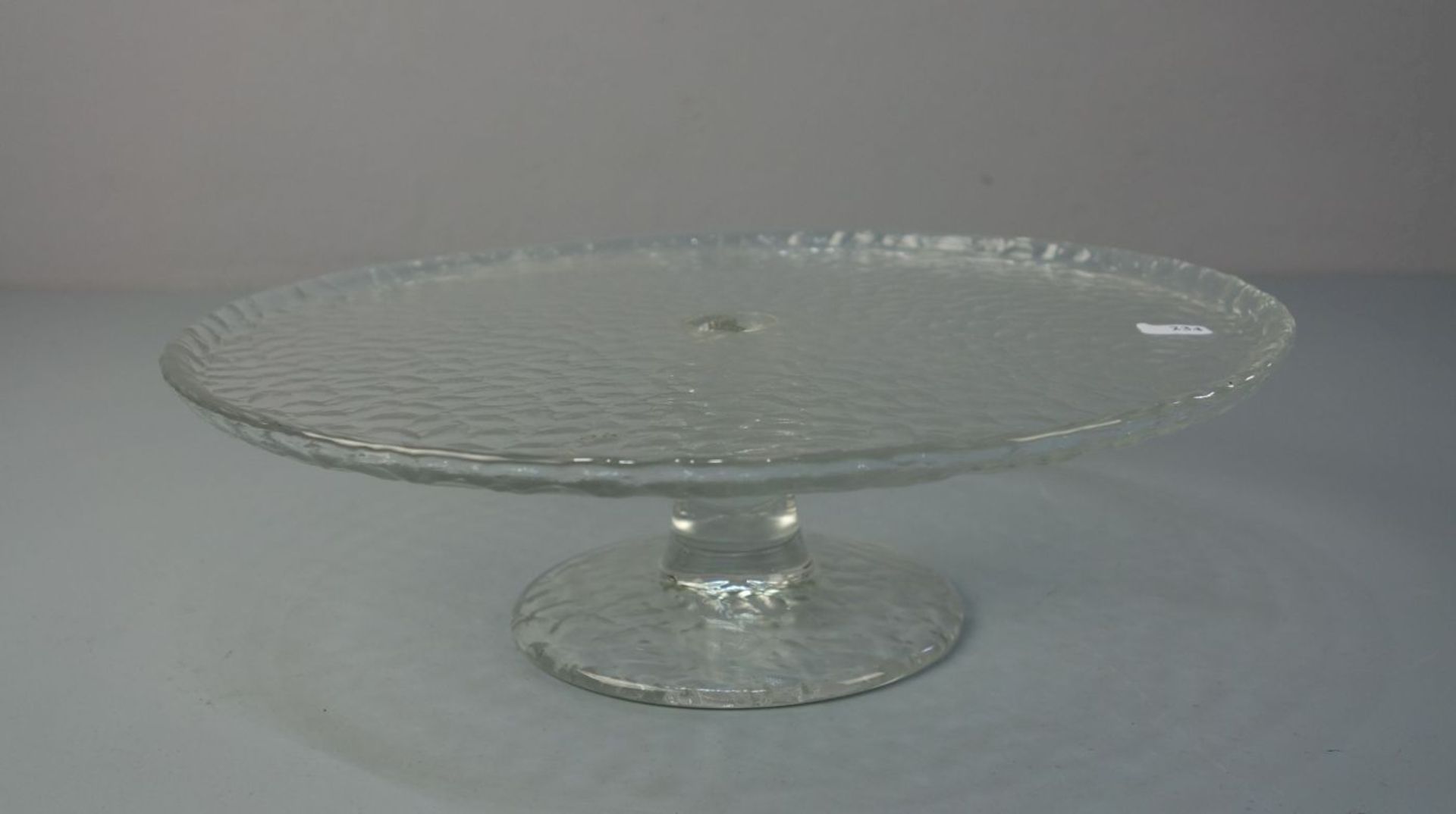 FUSSSCHALE / TORTENPLATTE / bowl on a stand, Glas, optisch geblasen. Flache, strukturierte Schale