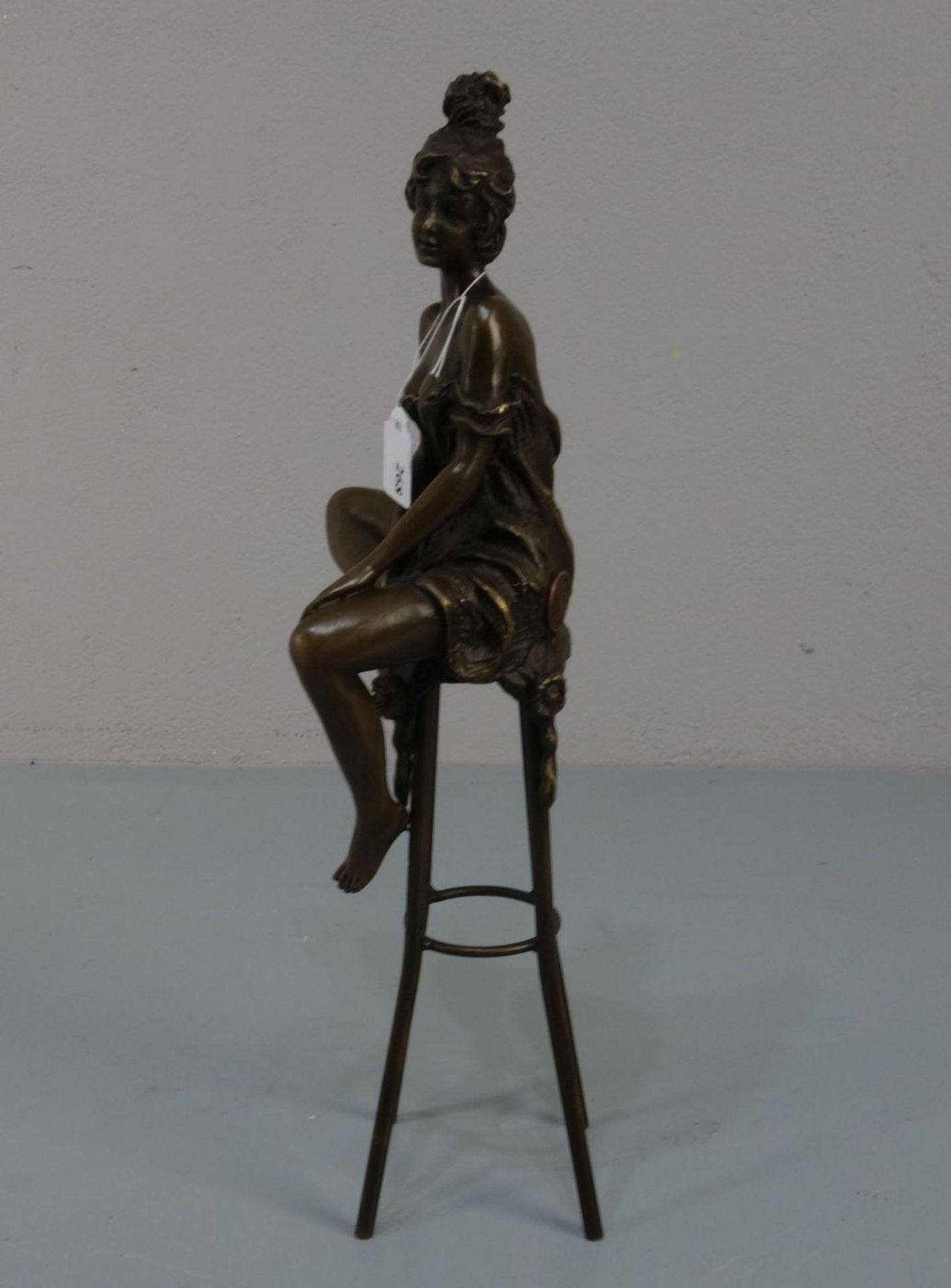 COLLINET, PIERRE (Bildhauer des 20./21. Jh.), Skulptur / sculpture: "Junge Frau, auf einem Hocker - Bild 2 aus 4