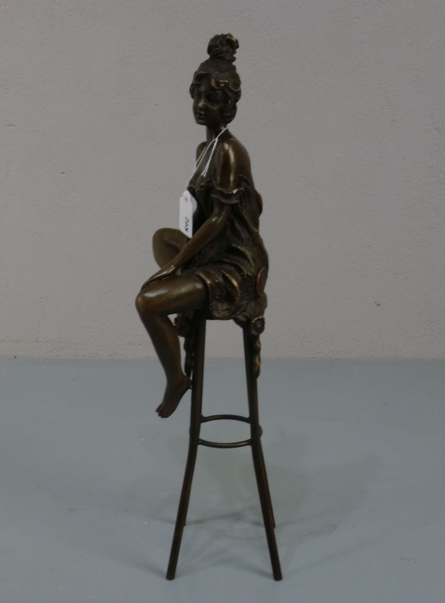 COLLINET, PIERRE (Bildhauer des 20./21. Jh.), Skulptur / sculpture: "Junge Frau, auf einem Hocker - Image 2 of 4