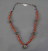 BERBER-SCHMUCK: KETTE / oriental jewellery, Marokko. Silber und Koralle (45,5 g). Rote Kette mit