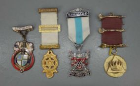 KONVOLUT VON 4 FREIMAURERORDEN / masonic medals, unterschiedliche Formen, Materialien und Größen, z.