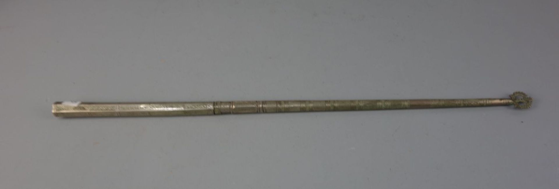 ZEIGESTAB / YAD in Art eines Torastabs, wohl Silber und versilbertes Metall, (168,5 g). Vermutlich - Bild 2 aus 2