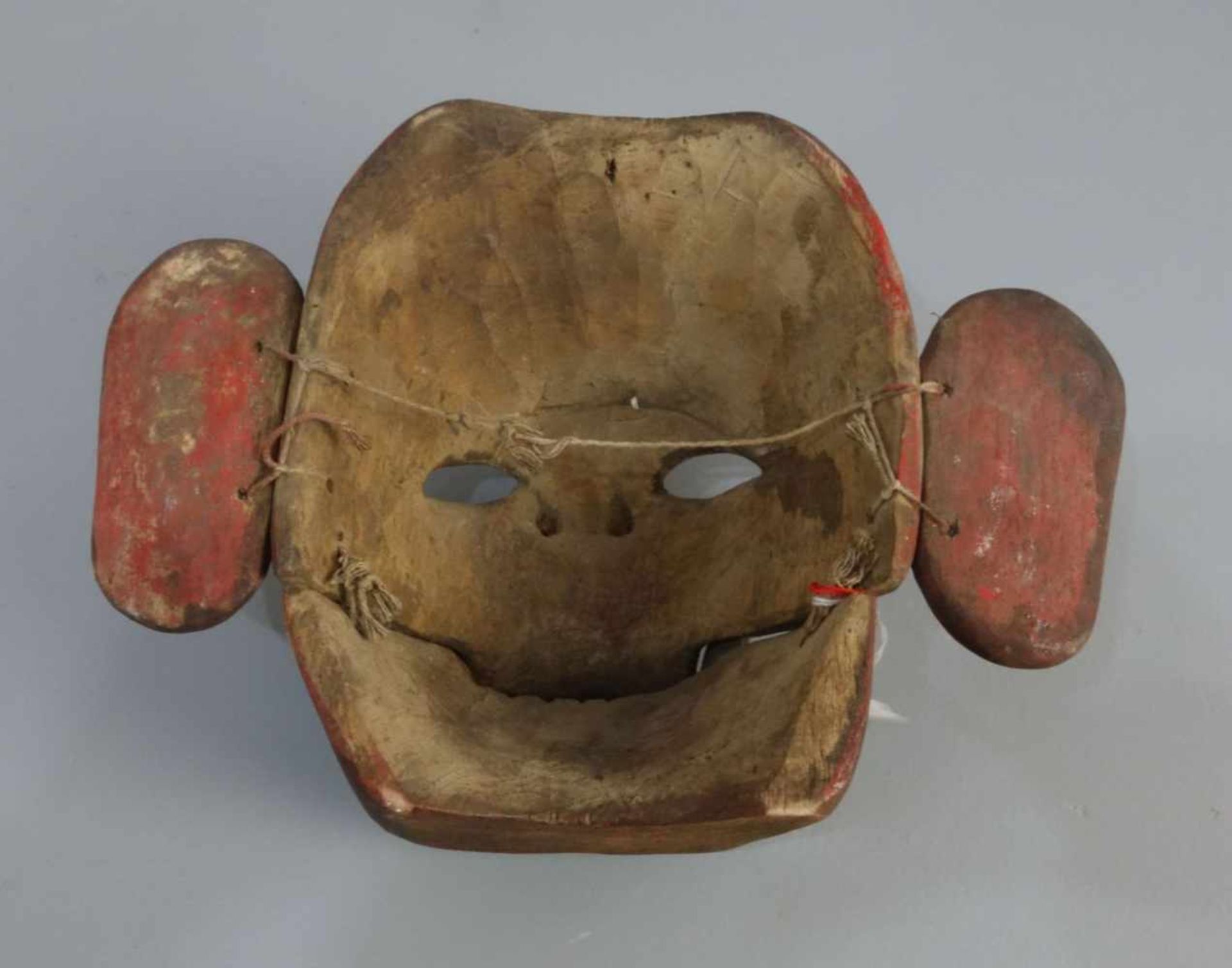 BALINESISCHE MASKE / mask, Bali, Holz, geschnitzt und farbig gefasst, um 1920. Aufgewölbte Maske mit - Bild 3 aus 3
