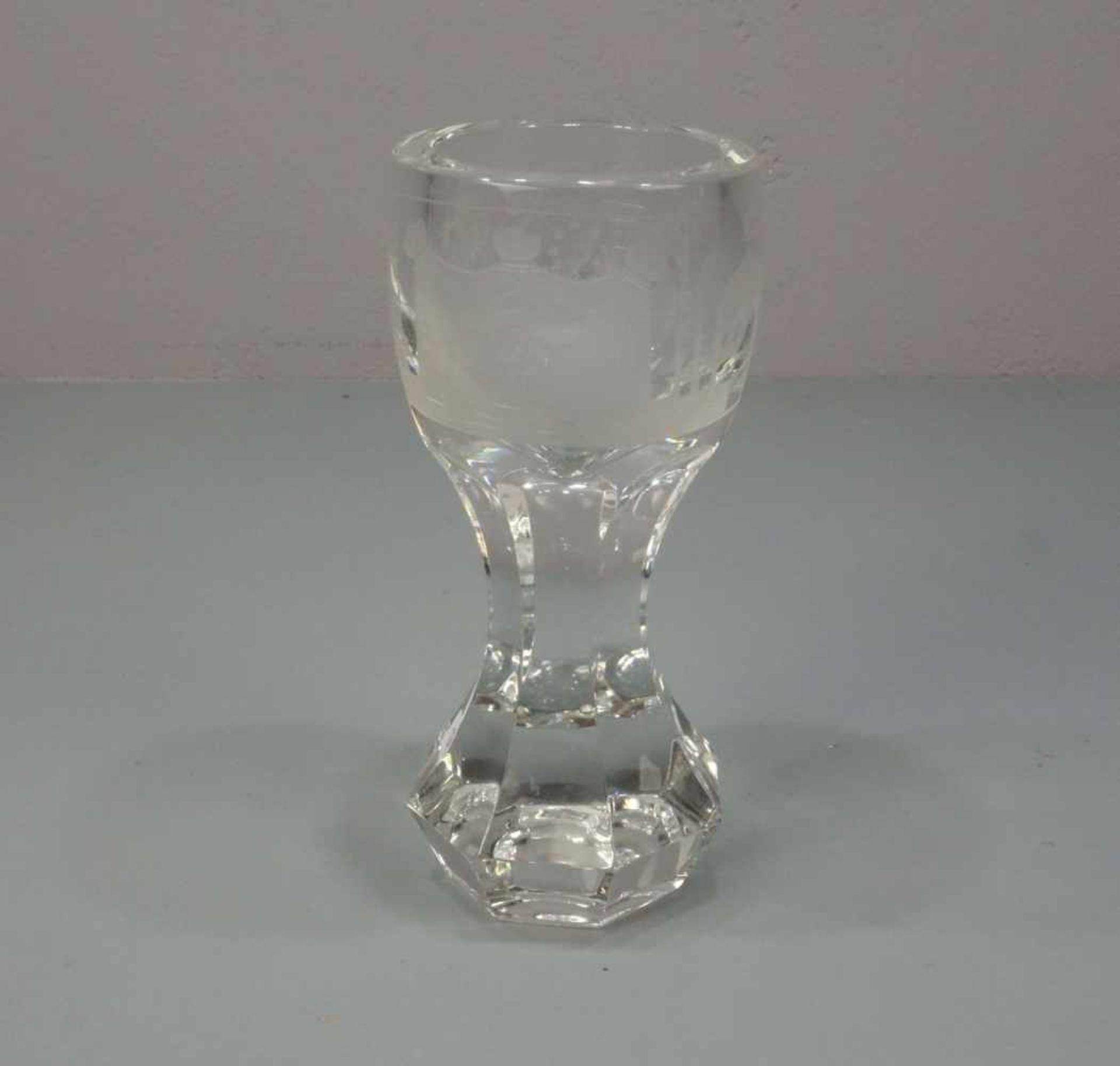GLAS / POKALGLAS MIT FREIMAURERSYMBOLIK / masonic glass. Dickwandiges Glas (1 cm) mit eingezogener - Image 2 of 3