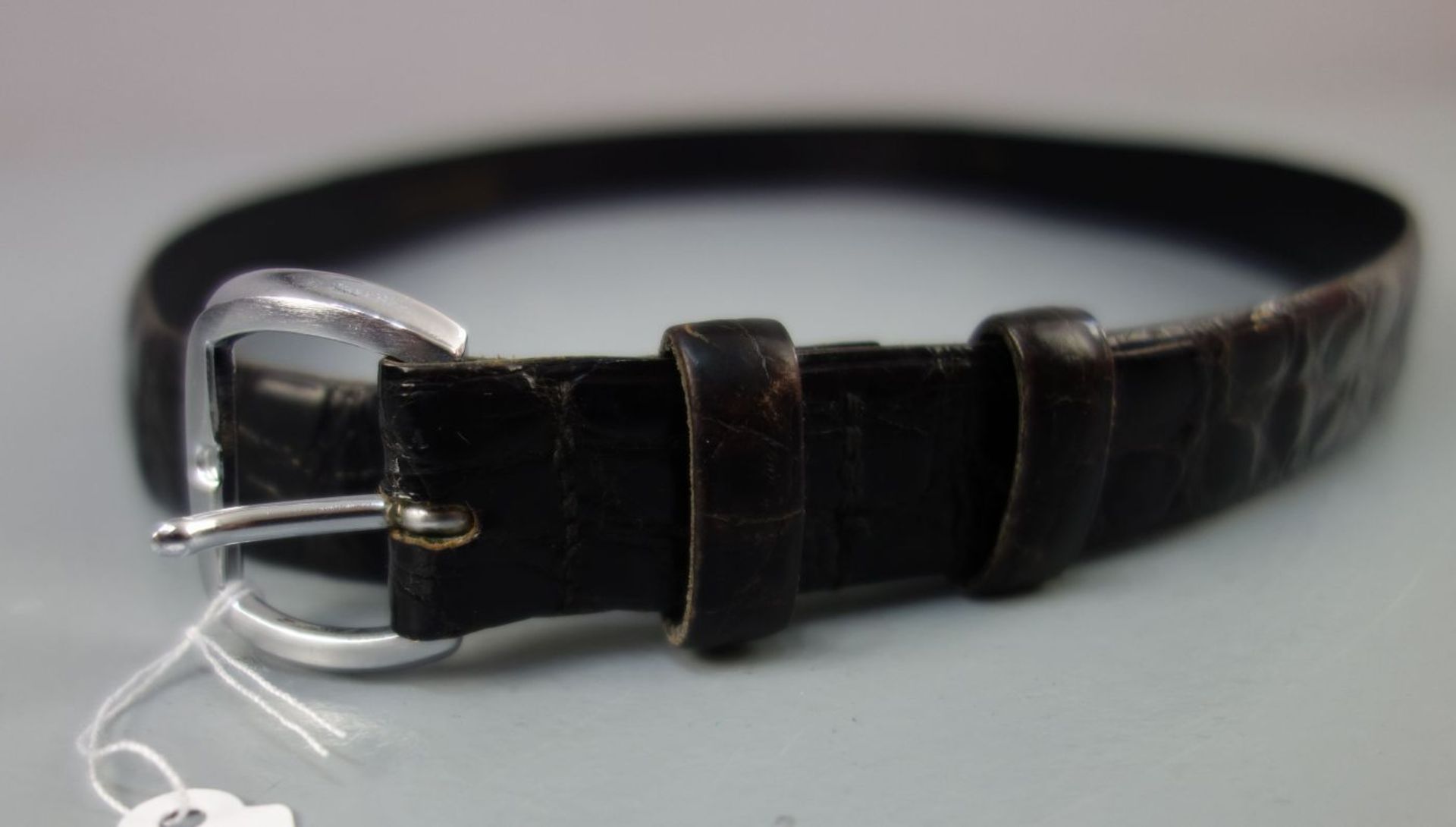 SCHWARZER KROKO-LEDERGÜRTEL / leather belt, bez. "Made in Italy / c. wirschke". Schmaler - Bild 4 aus 5