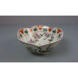 CHINESISCHE SCHALE / bowl, Porzellan, unter dem Stand aufglasurrot gemarkt mit Vasenmotiv, flankiert
