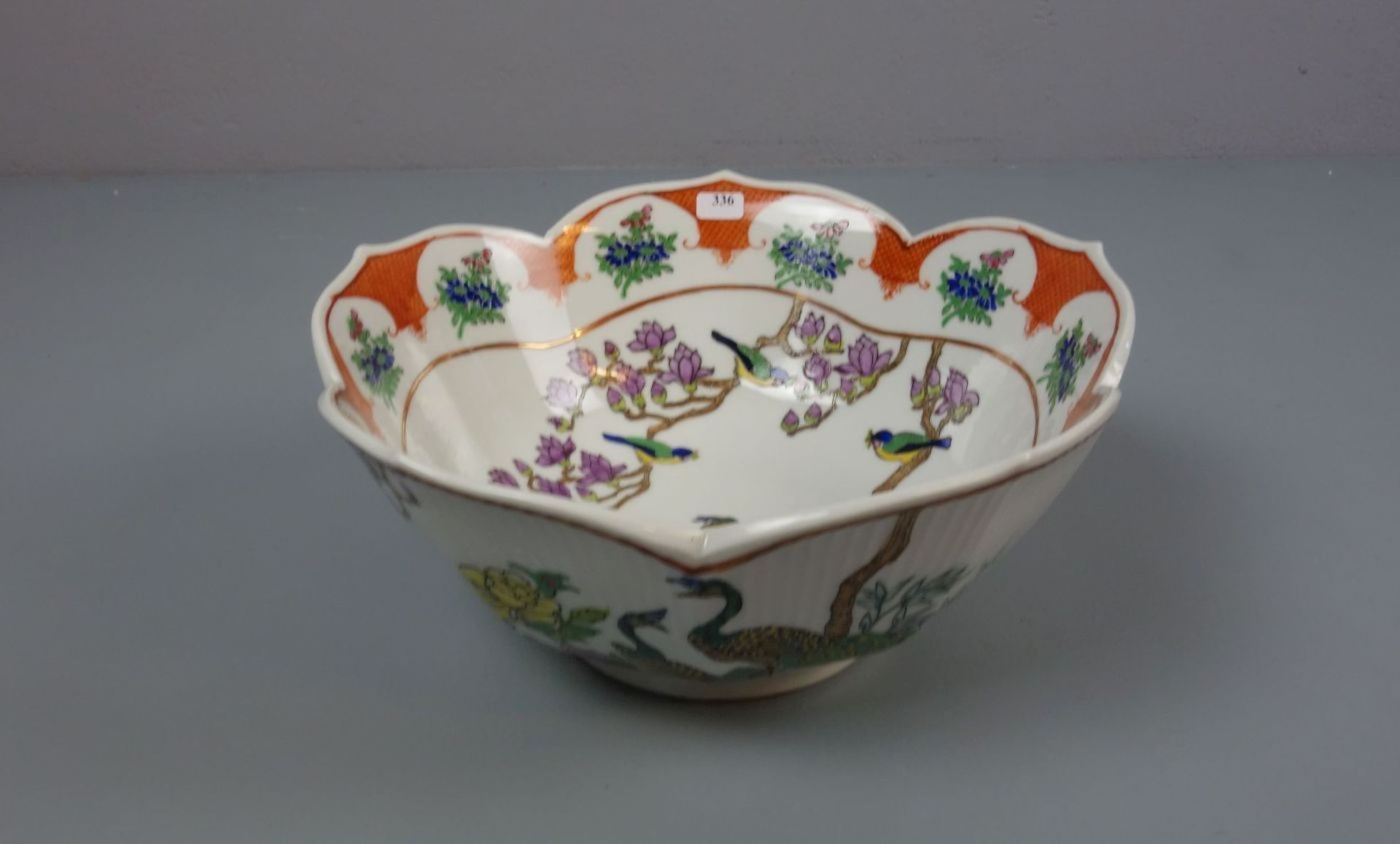 CHINESISCHE SCHALE / bowl, Porzellan, unter dem Stand aufglasurrot gemarkt mit Vasenmotiv, flankiert