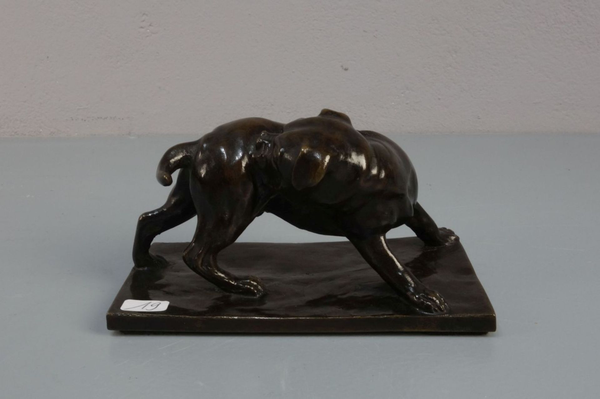 ANIMALIER / TIERBILDHAUER DES 19./20. JH.: Skulptur / sculpture: "Hund / Dogge", Bronze, dunkelbraun