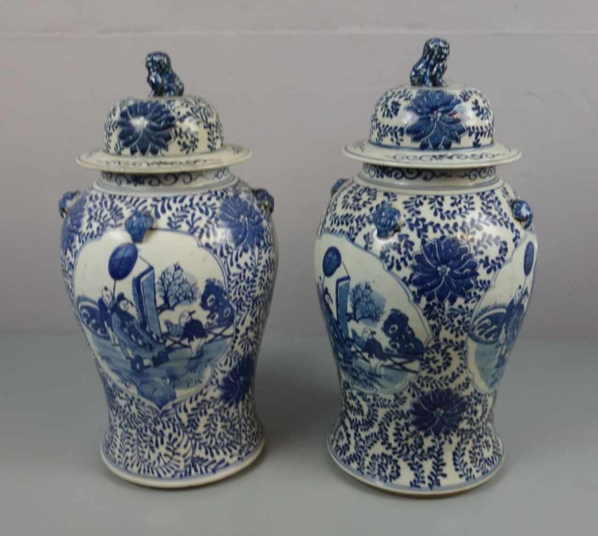 PAAR CHINESISCHE DECKELVASEN / pair of chinese vases, late Qing dynasty, Porzellan (ungemarkt), - Image 3 of 5