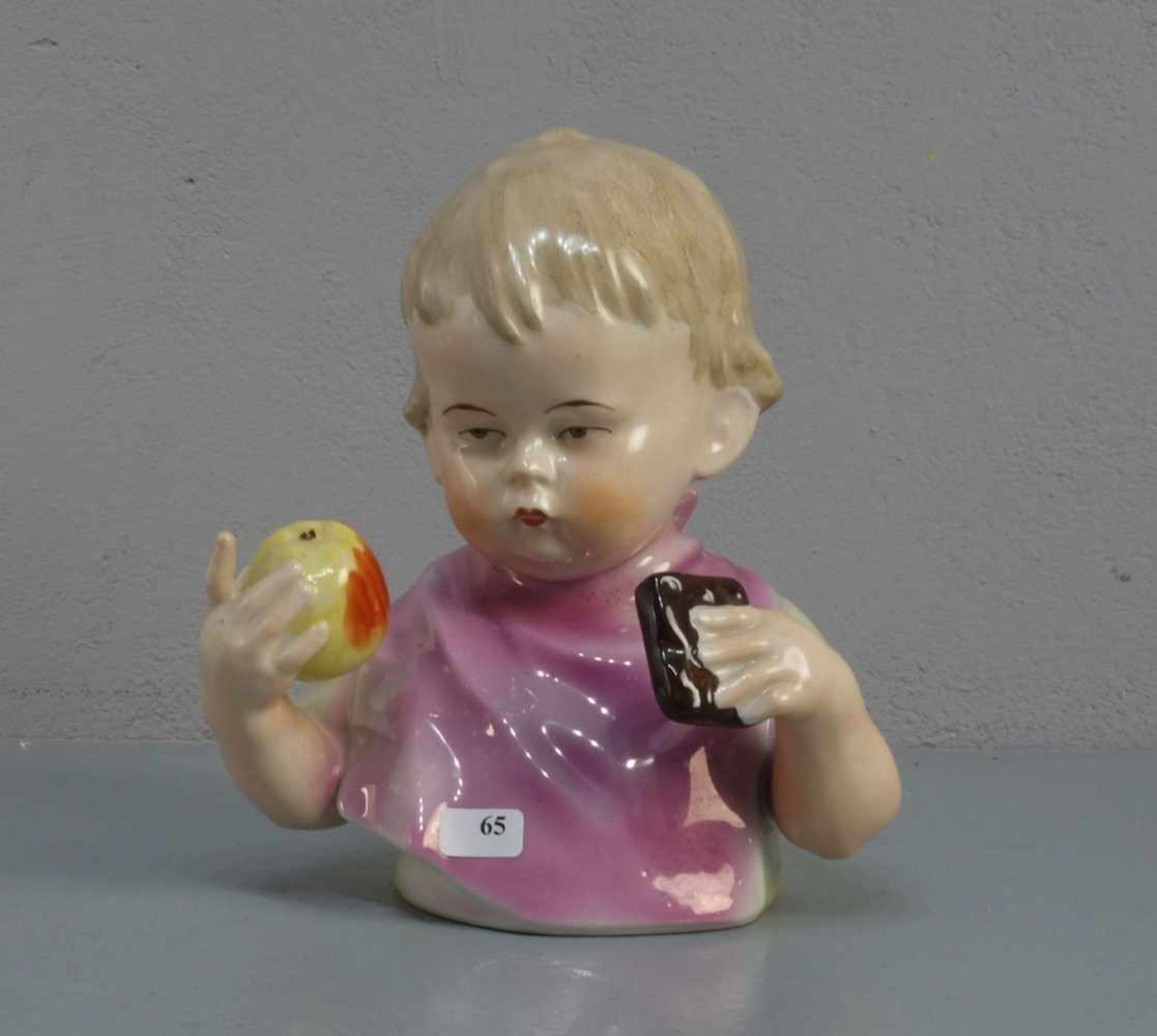 PORZELLANFIGUR / porcelain figure: "Büste eines Kindes mit Apfel und Keks", Porzellan, undeutlich
