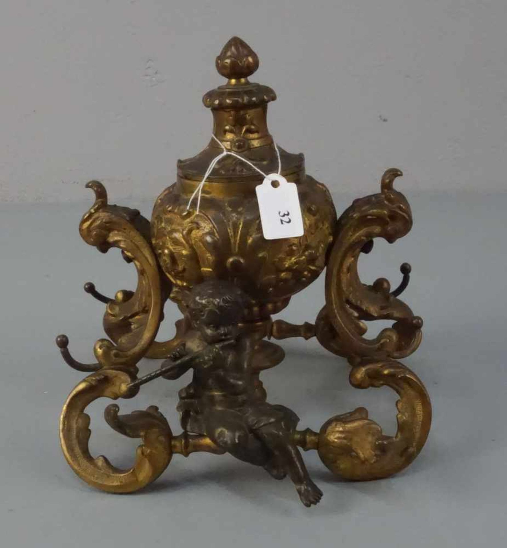 TINTENFASS mit musizierendem Putto / ink pot, Bronze, goldfarben und hellbraun patiniert, um 1880;