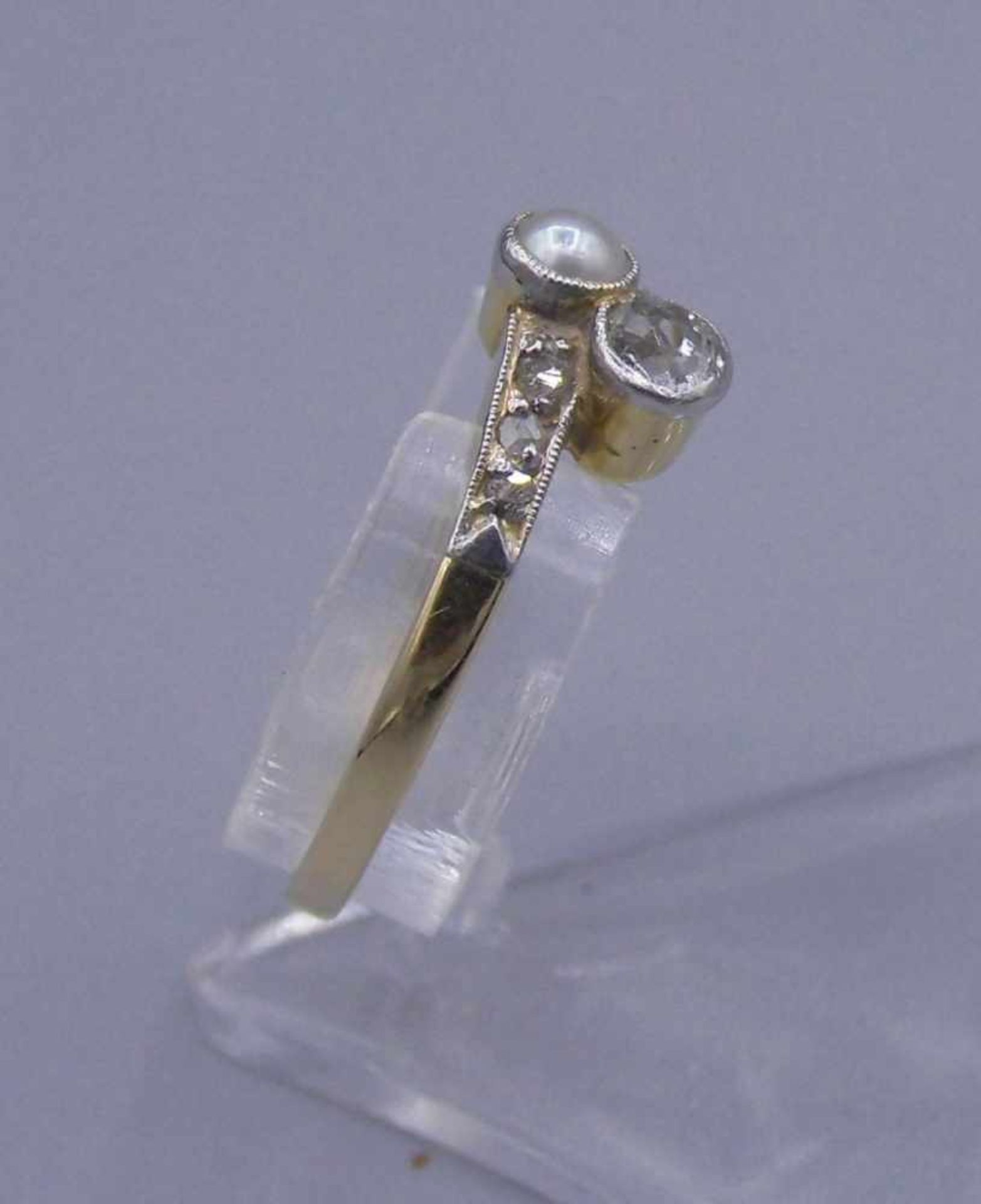 RING, 585er Gelbgoldschiene (2 g) besetzt mit kleiner Perle und einem Diamanten im Altschliff von - Bild 2 aus 3