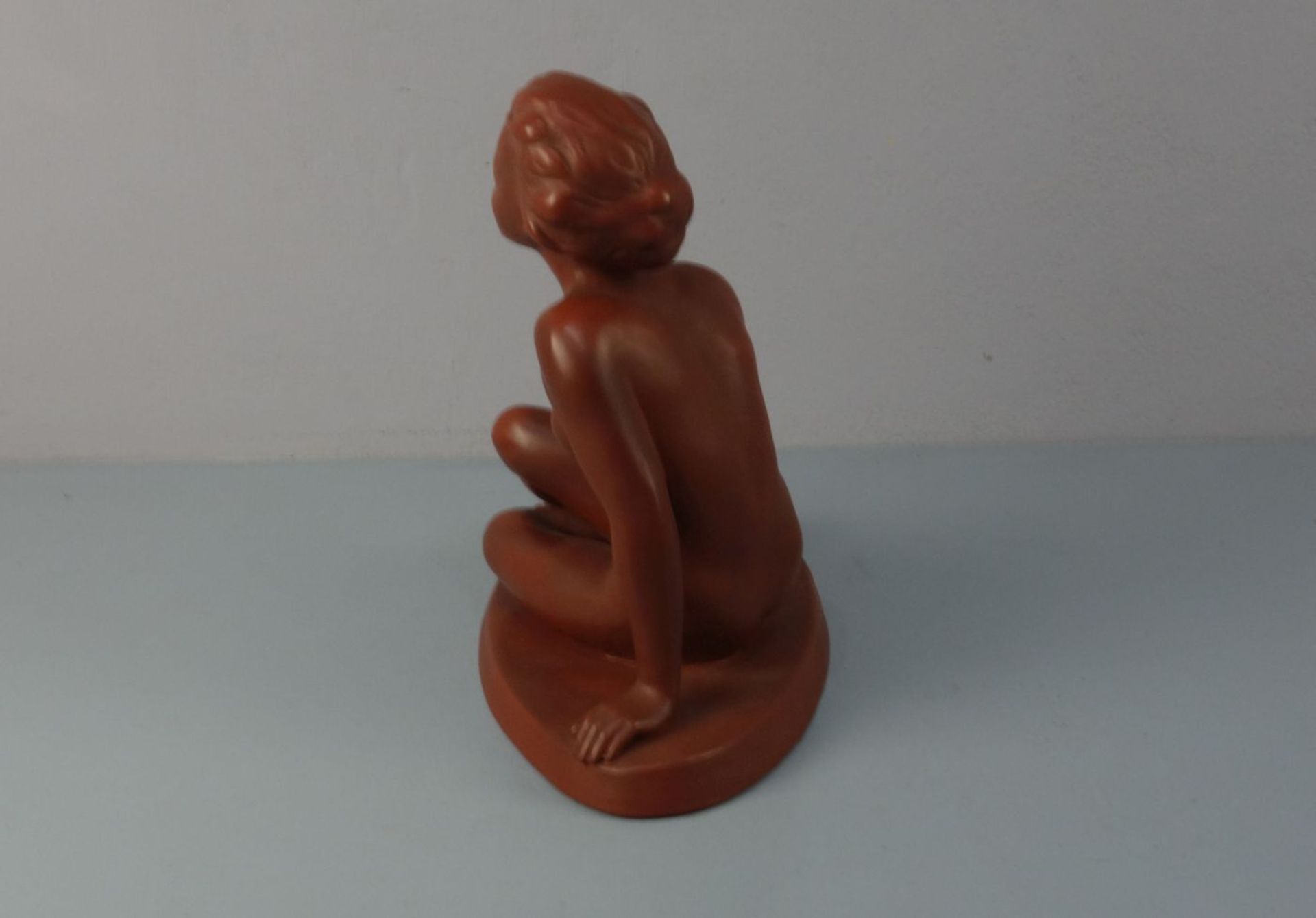 PORZELLANFIGUR / porcelain figure: "Sitzender weiblicher Akt", Manufaktur Cortendorf - Julius - Bild 4 aus 6